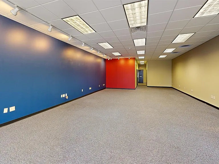 633 W Market St — Photo 18