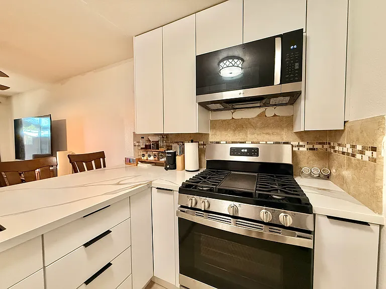 227 50th St #10 — Photo 9