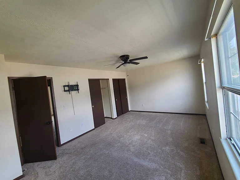 139 E Pike St — Photo 16