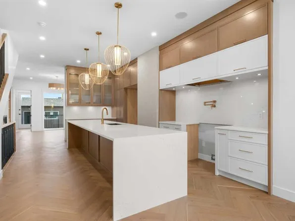 5104 SW 21st Ave NW, Calgary, AB T3B 0X4