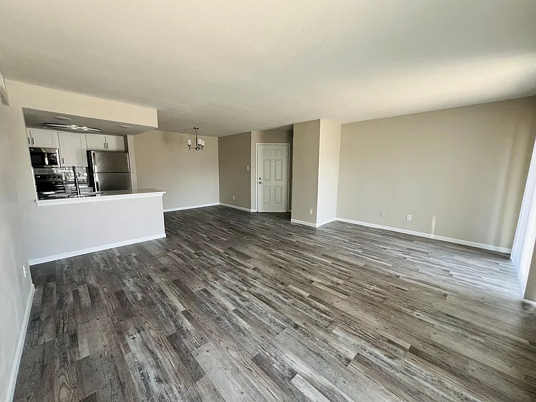 Country Club Place Apartments — Photo 8