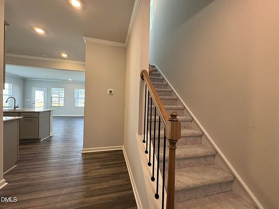 5th image of 104 Yellow Iris Dr