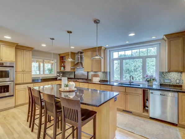 1075 Lake Oaks Dr, Shoreview, MN 55126