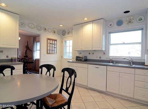 5th image of 912 E Castlewood Ln