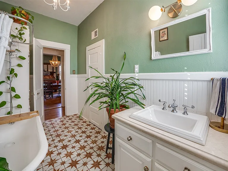 321 N Henderson Ave — Photo 18