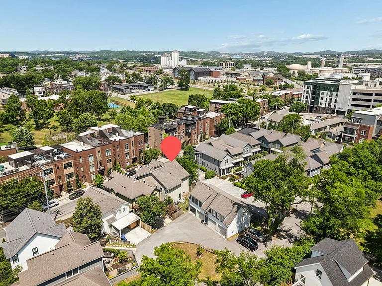 415 Van Buren St — Photo 31