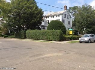 82 Sherwood Pl, Greenwich, CT