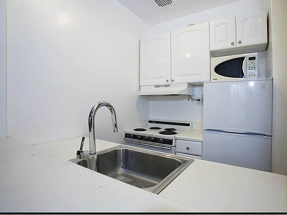 4th image of 72 W 82nd St APT 2R