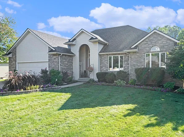 2370 Willowdale Dr, Burton, MI 48509