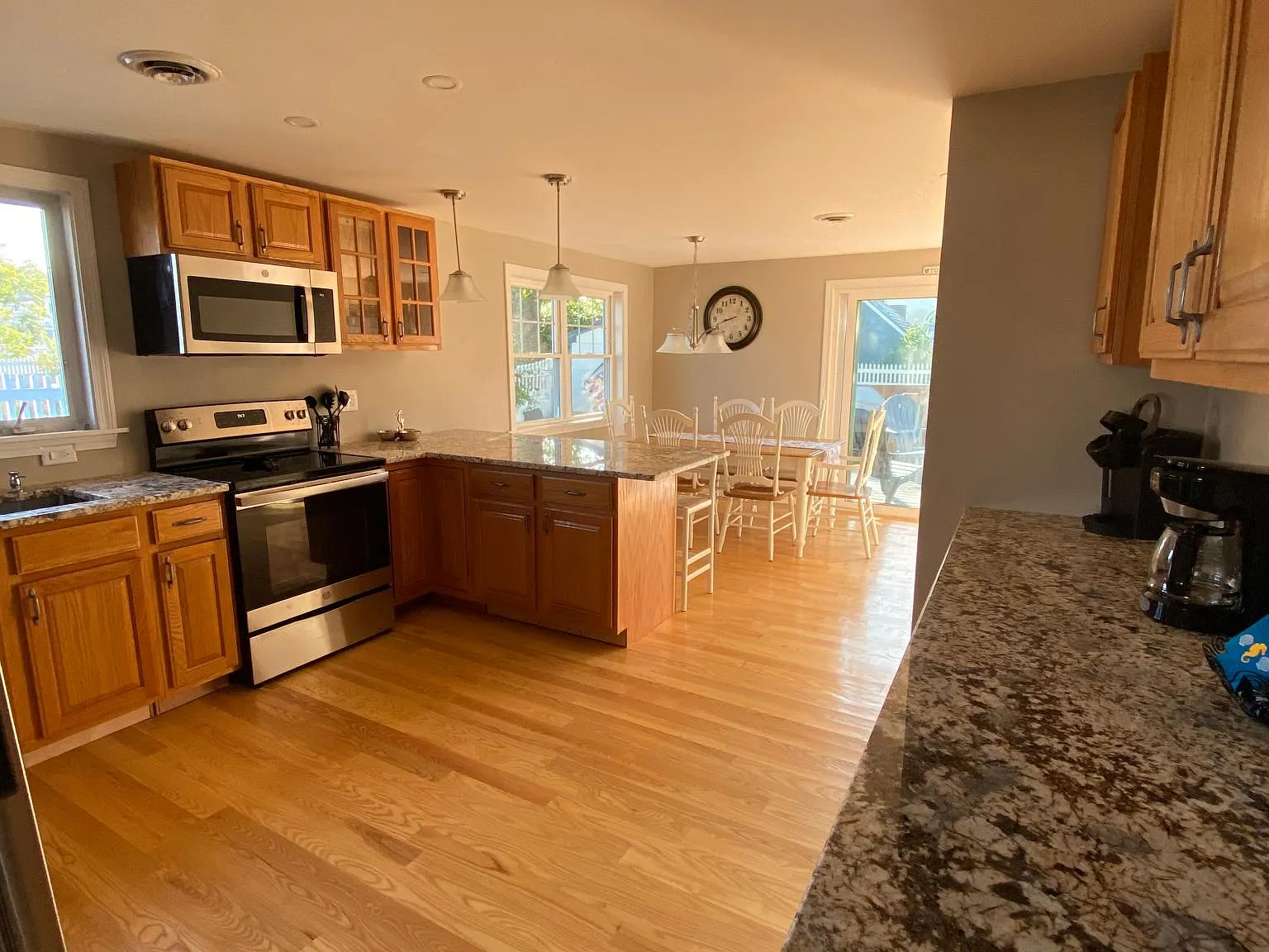 3 bed, 1000 sqft, $2,400 — Photo 3