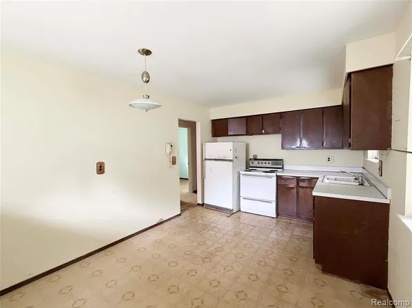 556 Trombley Dr, Troy, MI 48083