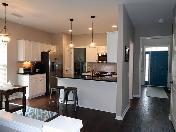 Kitchen & eat-in area