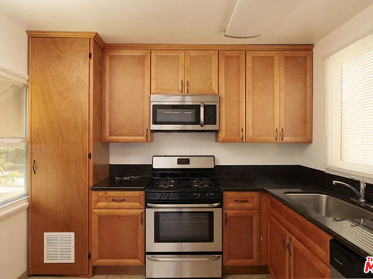 5514 1/2 Cahuenga Blvd — Photo 8