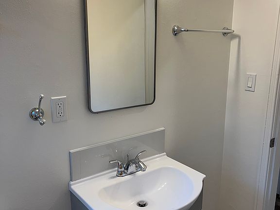 5th image of 330 Hatch St #10