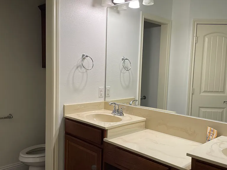 660 Spencer Ln — Photo 17
