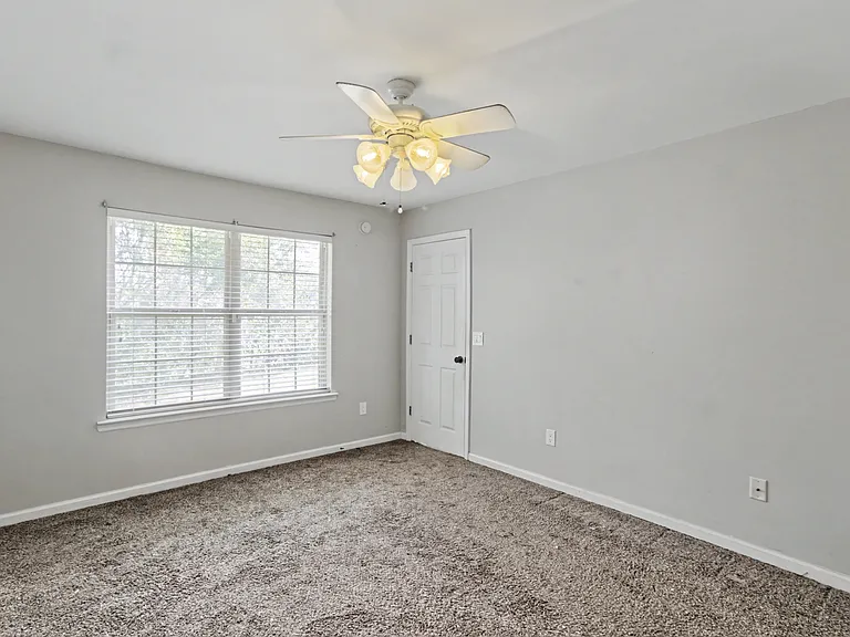 404 Clairemore Cir — Photo 16