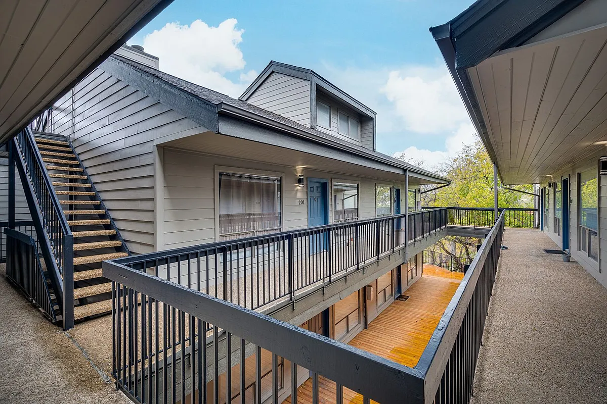 Building Photo - 908 Poplar St #208
