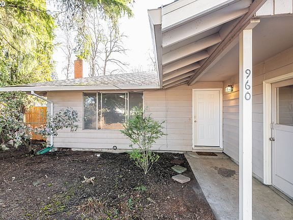 2nd image of 960 SE 16th Ave