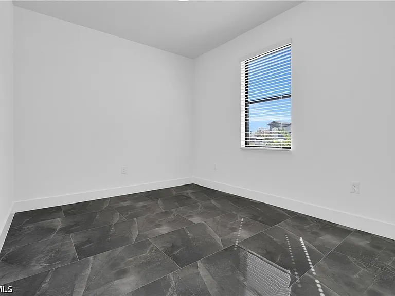 111 Harry Ave S #109 — Photo 24