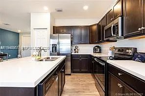 3 bed, 2.5 bath, 1583 sqft, $3,400 — Photo 2