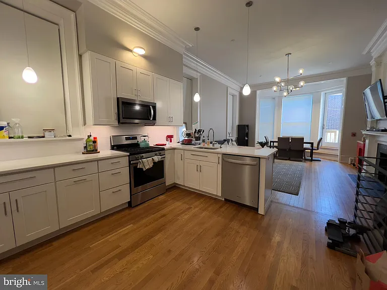 2126 Locust St #1R — Photo 2