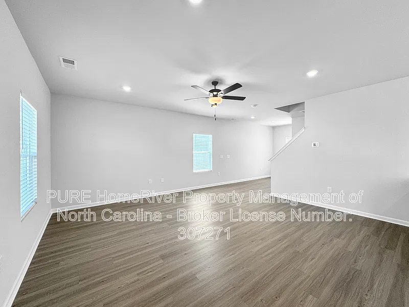 3 bed, 2.5 bath, 2025 sqft, $2,175 — Photo 2