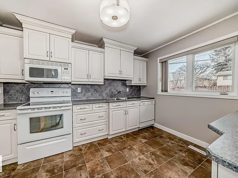 37 Sheridan Dr — Photo 9