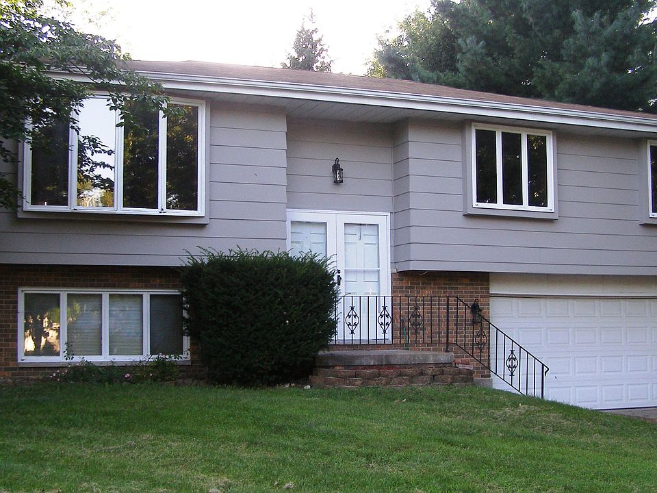 998 Woodbine Circle West