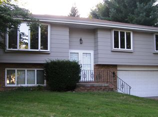 998 Woodbine Cir W, Galesburg, IL 61401