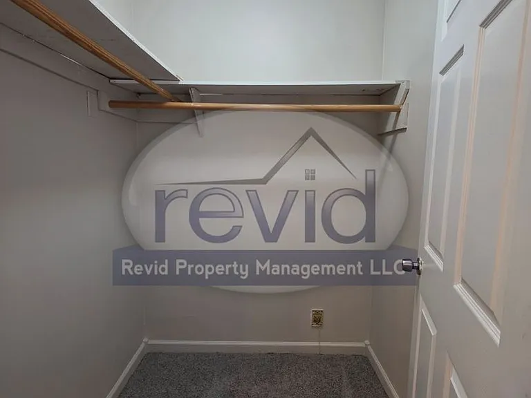 85 Evergreen — Photo 15