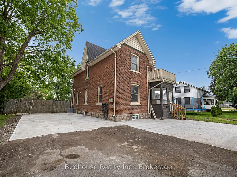 108 Lindsay St S — Photo 1