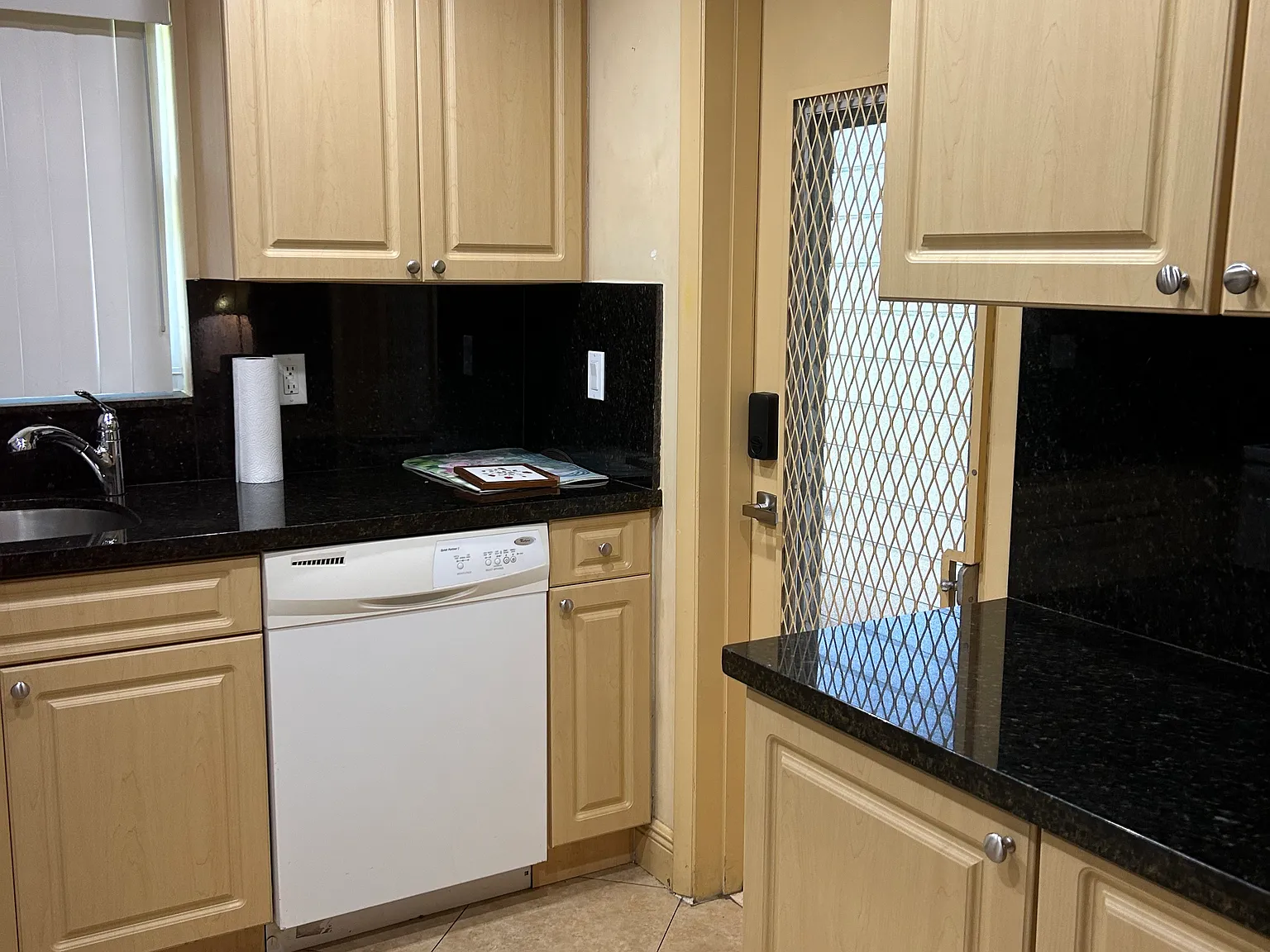 2 bed, 900 sqft, $1,900 — Photo 2