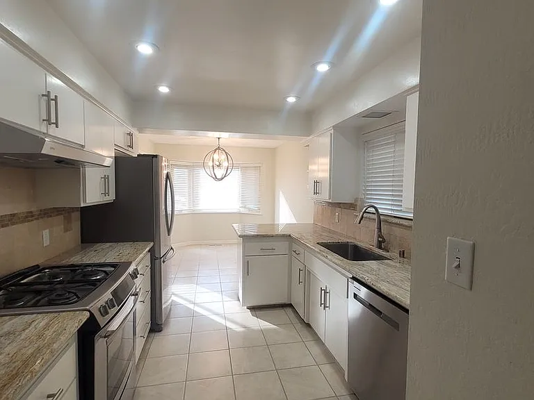 1270-1272 Meredith Way — Photo 8