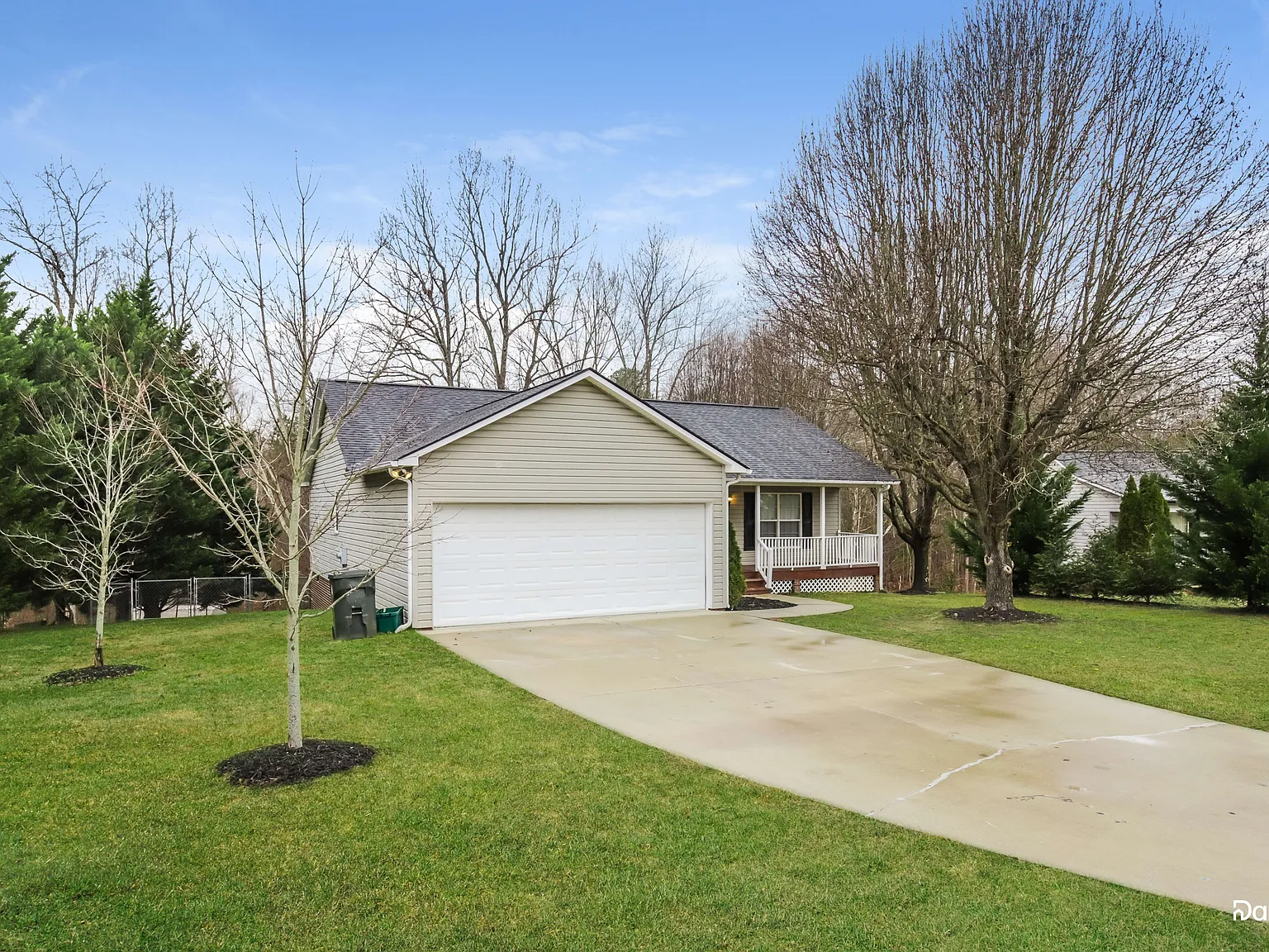3 bed, 2.0 bath, 1360 sqft, $1,860 — Photo 2