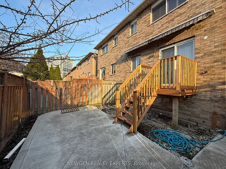 22 Rochefort Dr — Photo 37