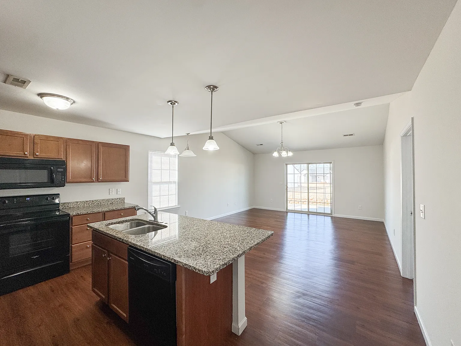3 bed, 1404 sqft, $1,545 — Photo 4