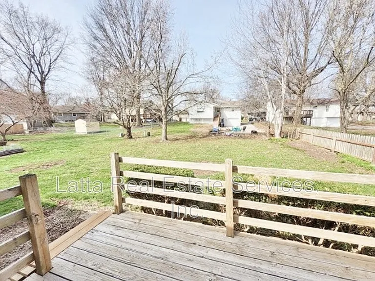 228 SE Bristol Dr — Photo 3