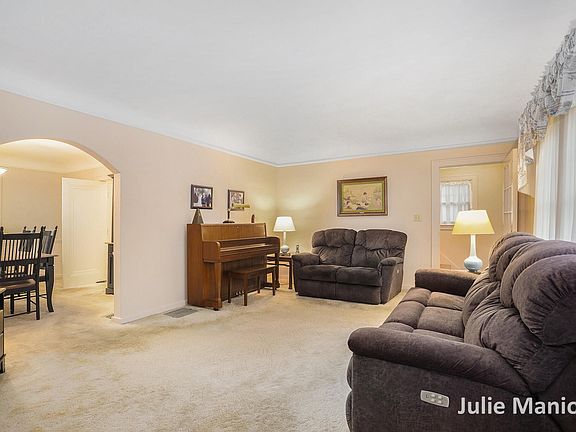 5th image of 2415 Paris Ave SE