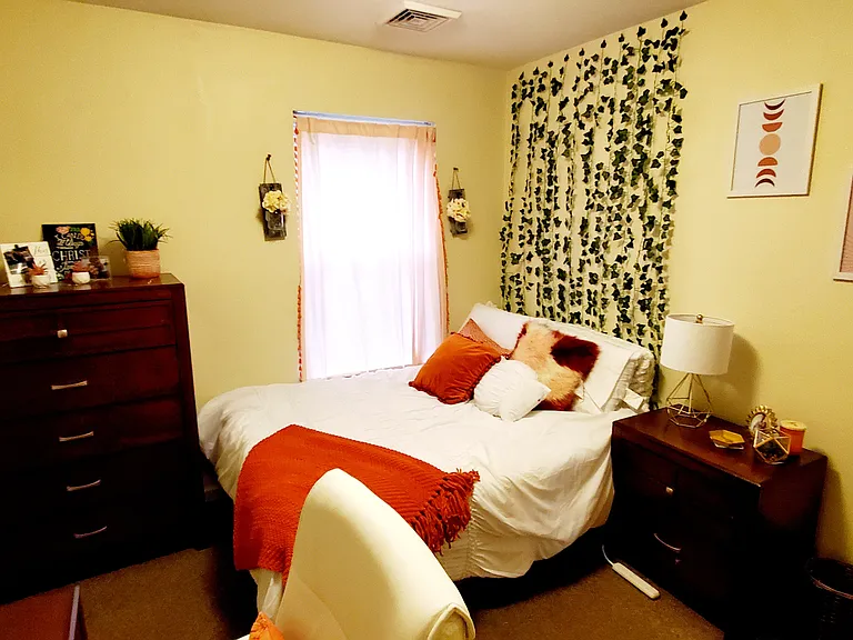 South Rock Apartments (Student Housing by the Bed) — Photo 9