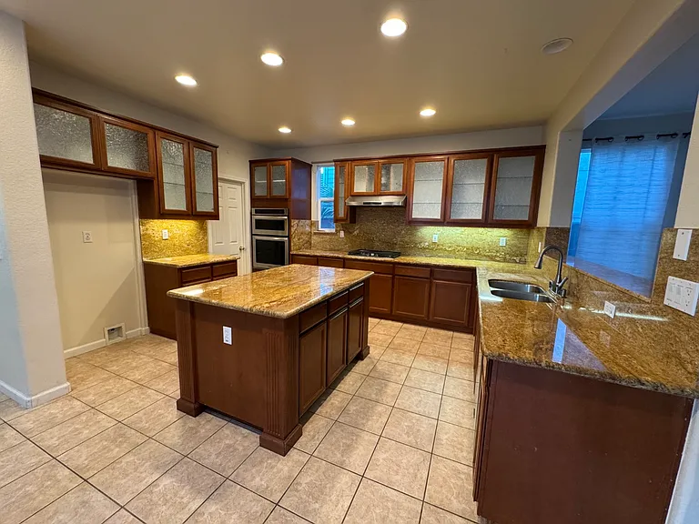2912 Safford Ave — Photo 3