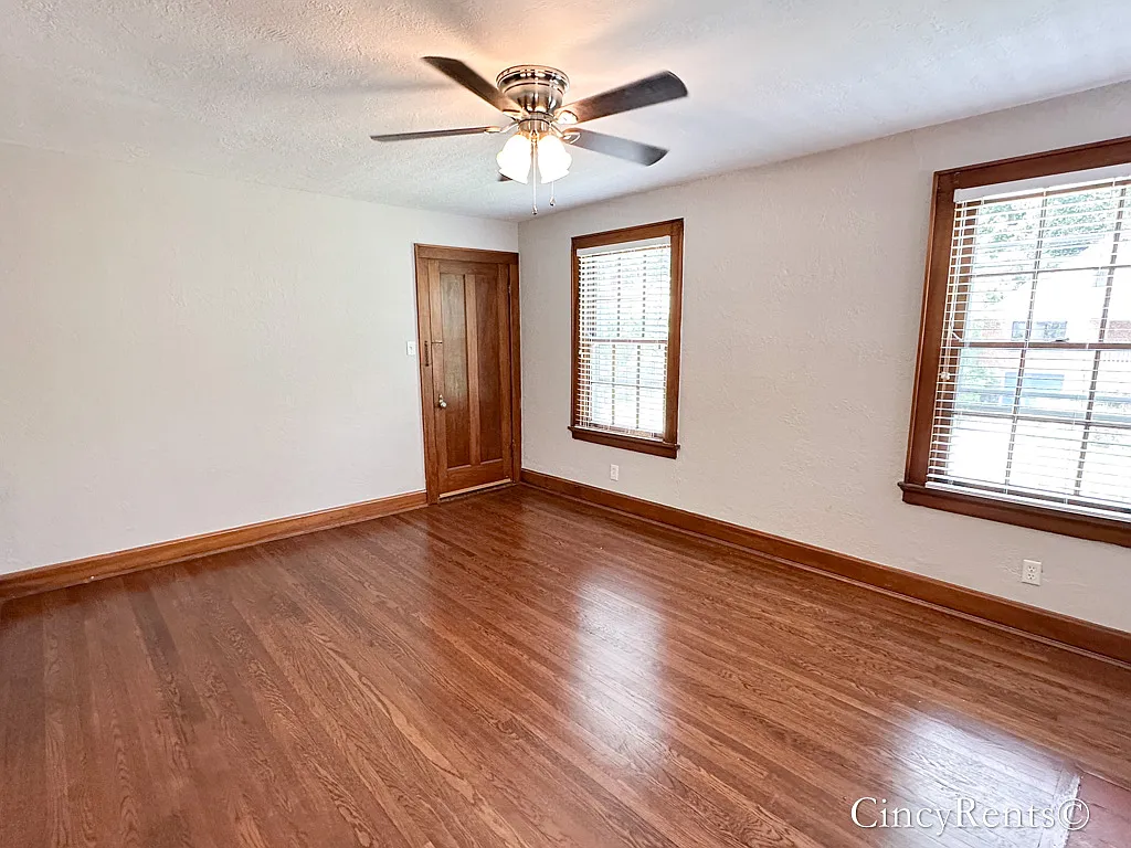 Beautiful 2 bedroom 1 bathroom Apartment Home -3434 Ault View Ave - Updated Kit and Bath- Hw Floo... — Photo 4