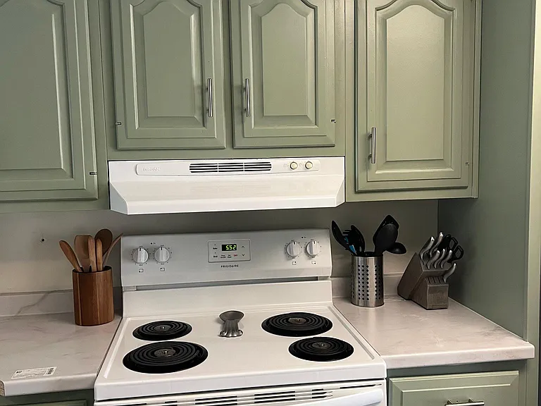 402 W Hampton Dr — Photo 5