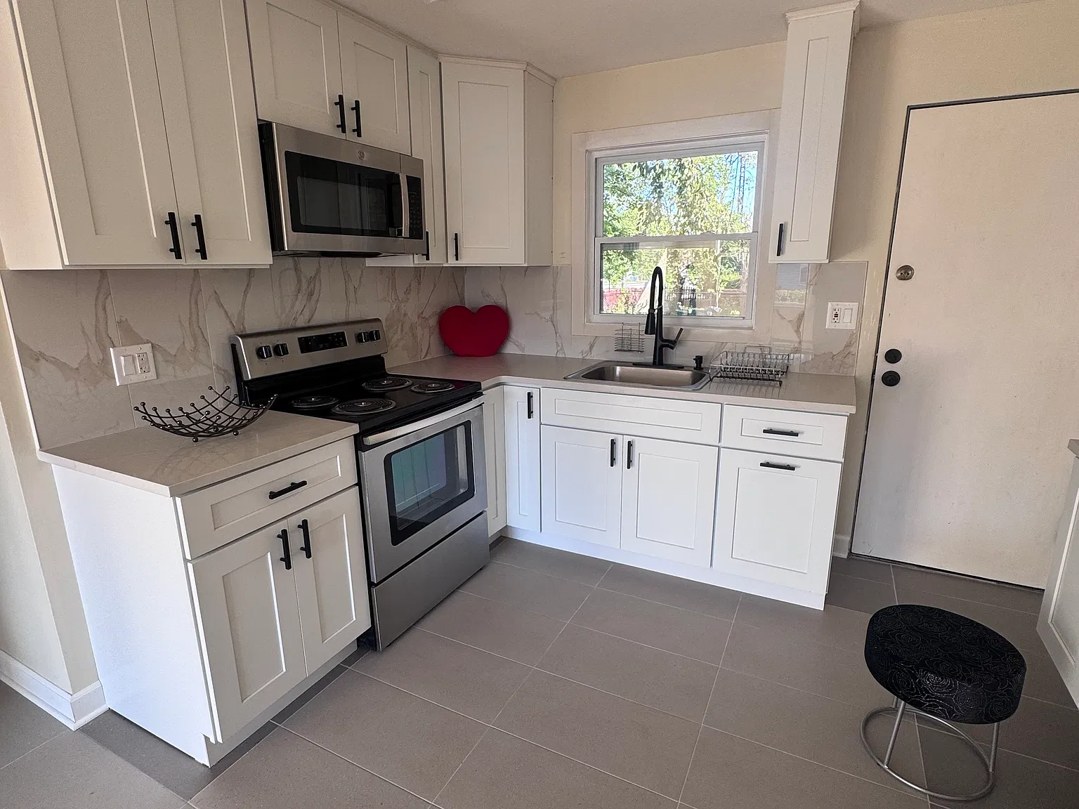 1401 Greenfield Ave — Photo 2