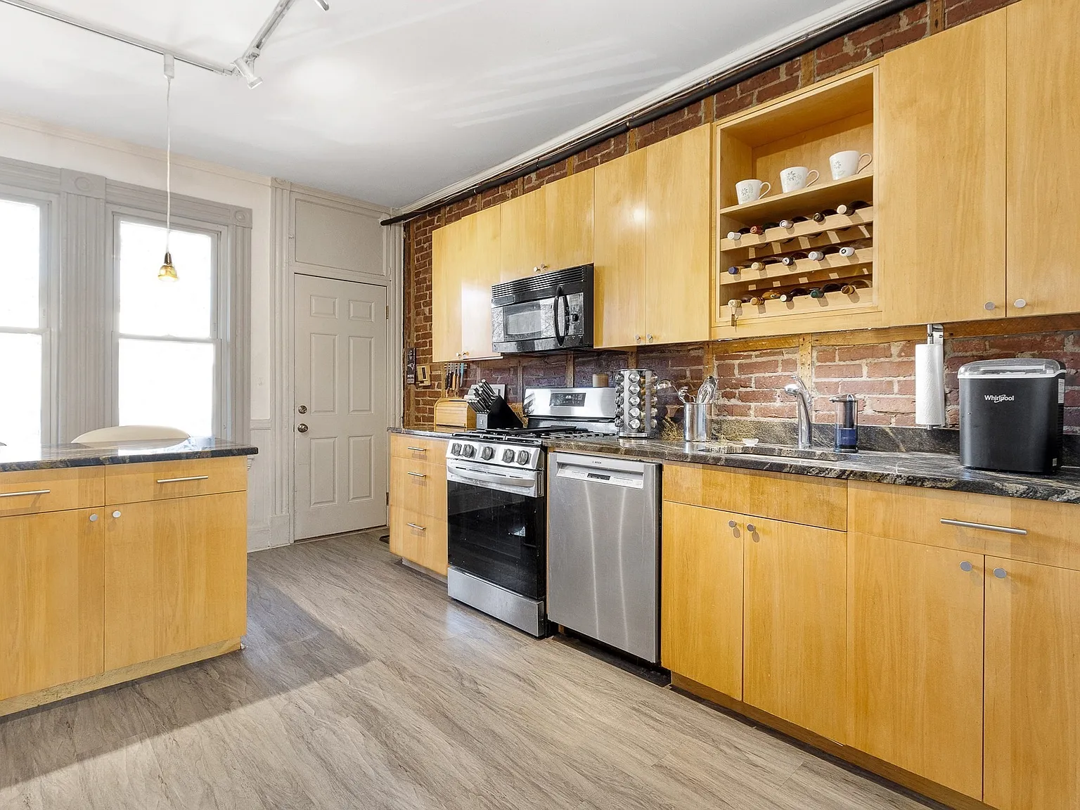 3 bed, 1.0 bath, 1253 sqft, $3,000 — Photo 3