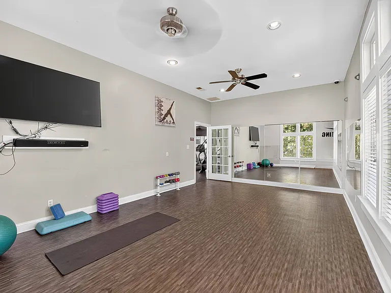 Brittany Commons Apartments — Photo 42