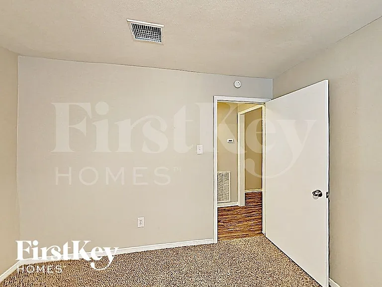 7451 Tunbury Ln — Photo 10