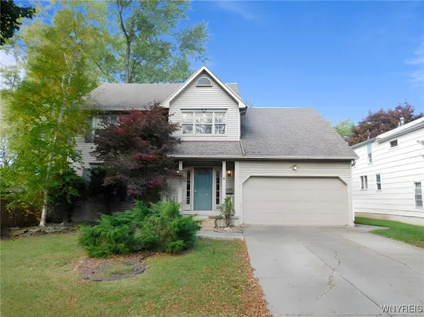 15 Thomas Jefferson Ln, Amherst, NY 14226