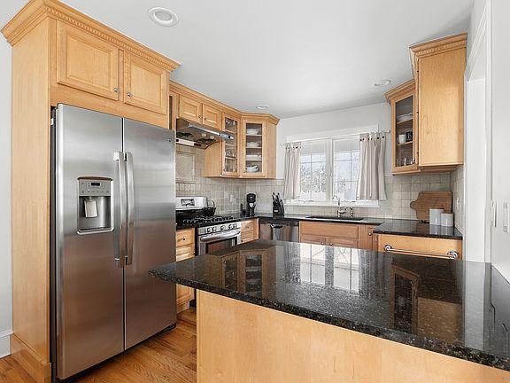 4th image of 24 Sherwood Ln