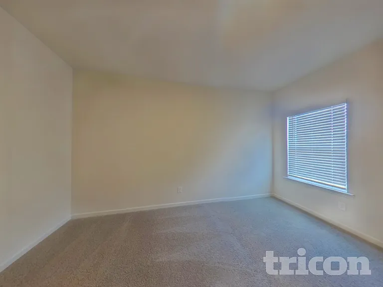 1004 Claas Way — Photo 12