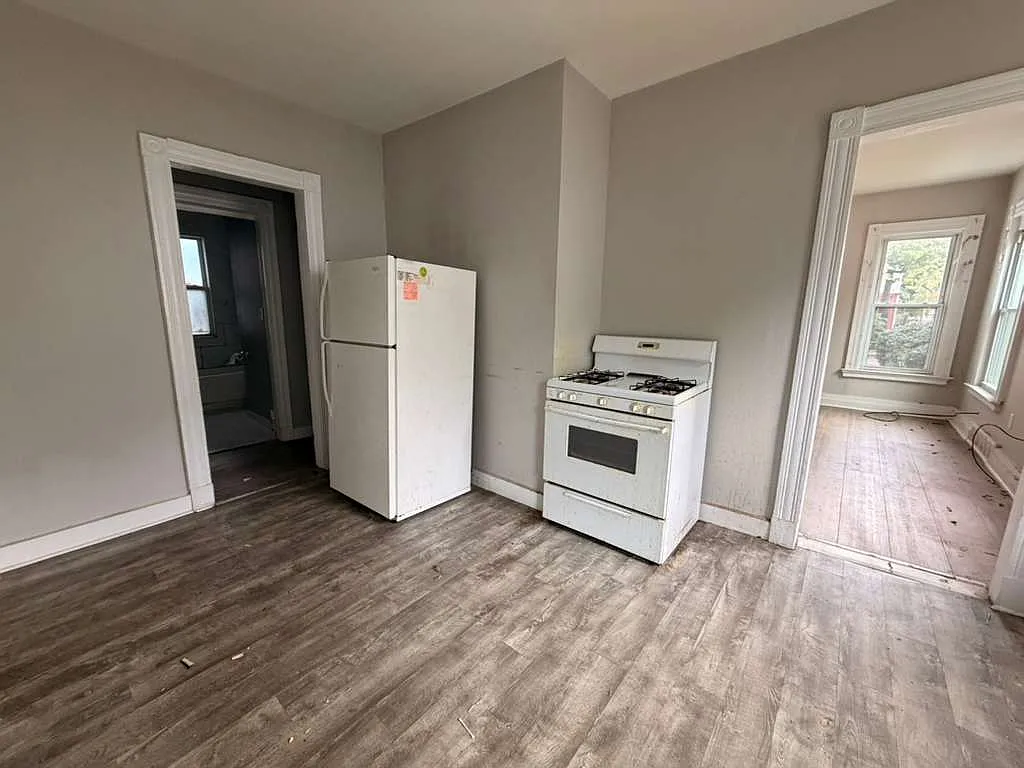 3 bed, $1,600 — Photo 2
